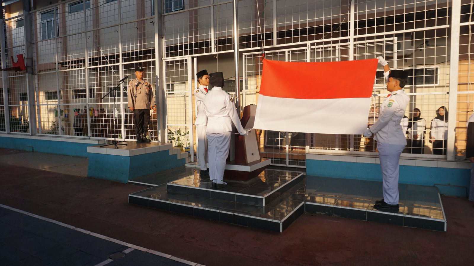UPACARA BENDERA DAN PENYULUHAN BAHAYA NARKOBA BAGI GENERASI MUDA DARI POLRES MAJALENGKA